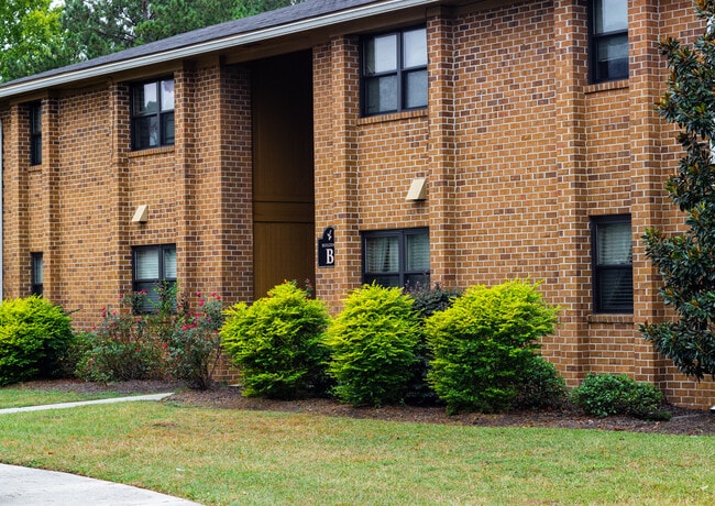 Building Photo - Pinewood Manor Apartments