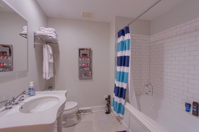Building Photo - 136 Punta Alley