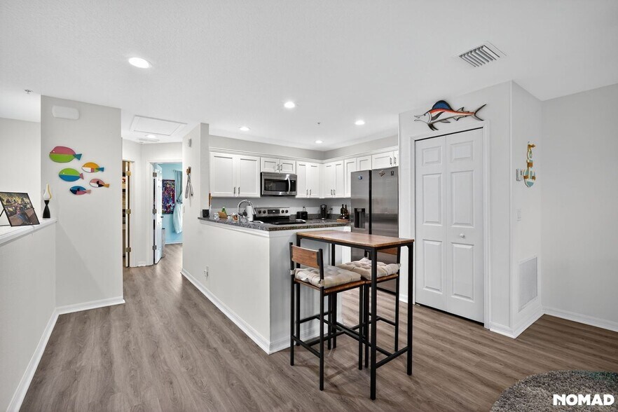 Building Photo - 2433 6th Ave Dr E