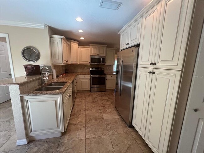 Building Photo - 12660 SW Lakeside Dr