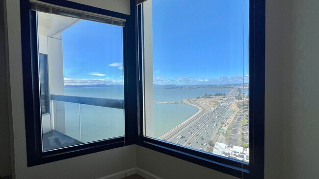 Building Photo - High Rise Living at its Best in Emeryville...