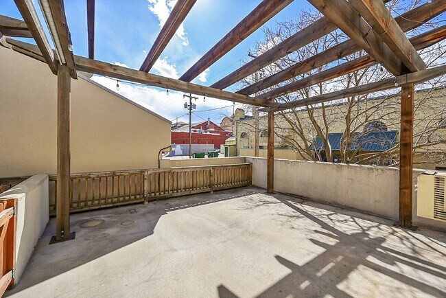 Building Photo - $3,150.00 - 2 Beds, 2.5 Baths, Apartment i...