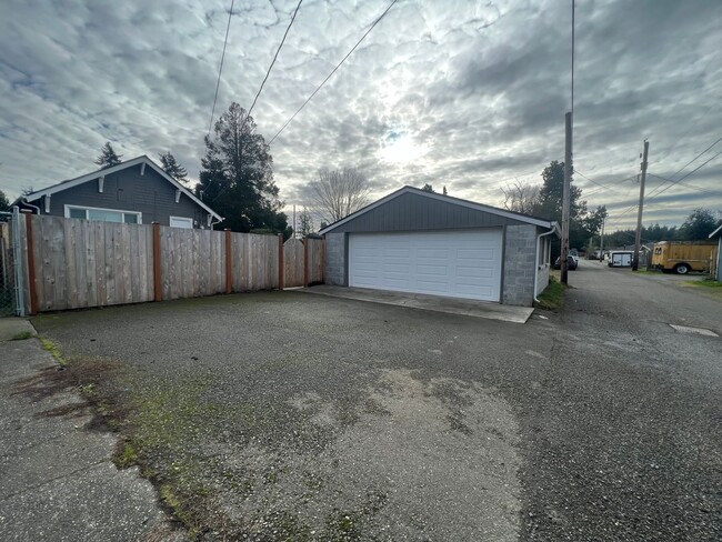 Building Photo - Beautiful Updated 2 Bedroom Rambler in Tac...