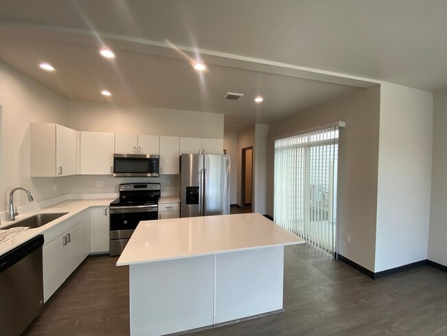 Building Photo - 901 Greenfield Dr