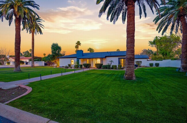 Building Photo - FULLY FURNISHED EXECUTIVE PHOENIX COUNTRY CLUB HOME IN GATED COMMUNITY