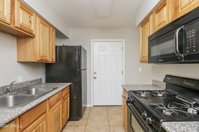 Building Photo - 1227 E Wayland Dr