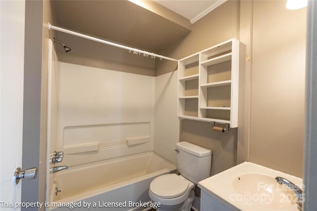 Building Photo - 213 Roslyn Rd