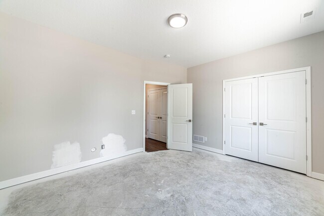Building Photo - 220 Green Meadows Cir