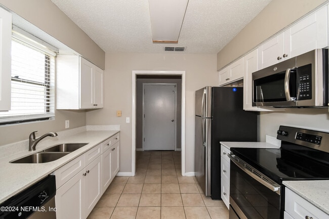 Building Photo - 4385 Queensway Dr