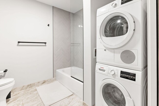 Building Photo - 55 Lagrange St