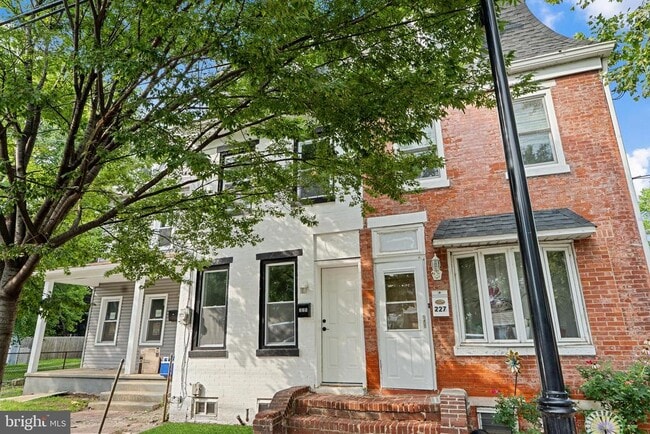 Building Photo - 225 Market St