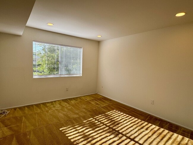 Building Photo - Large 2 bed 2 bath