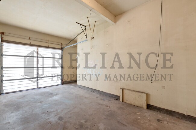 Building Photo - 3401 S Walnut St