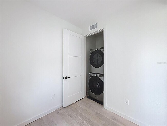 Building Photo - 1302 E Kay St