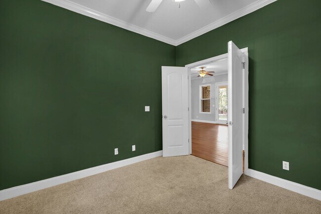 Building Photo - AVAILABLE LATE JULY 2025 (PET FRIENDLY)