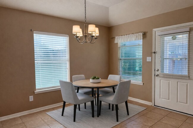 Building Photo - 2711 Lakecrest Way Dr