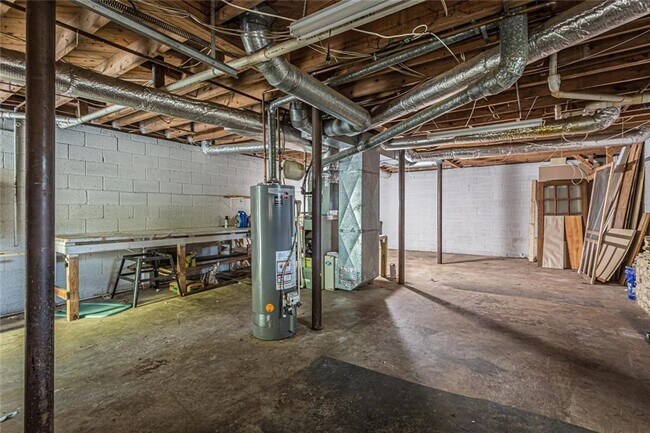 Building Photo - 850 Red Barn Rd
