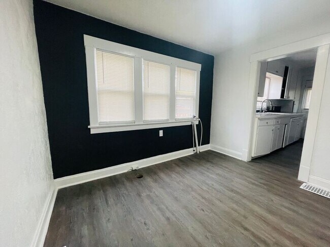 Building Photo - 902 S Cedar Ave