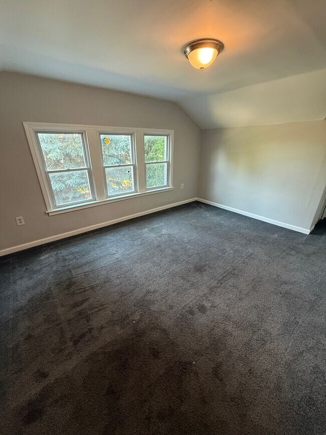 Building Photo - Eastpoint Gem!
