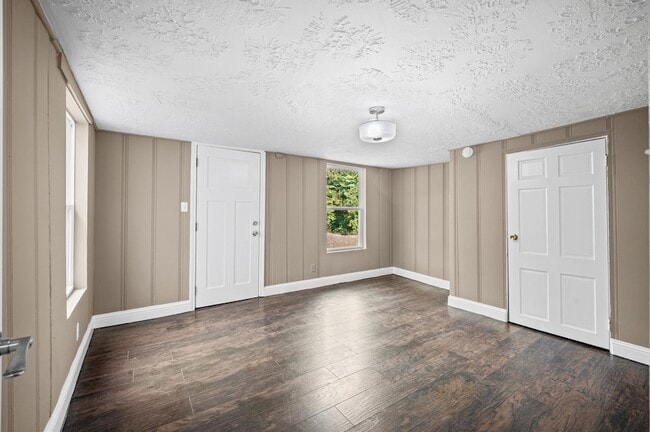 Building Photo - 2024 Des Jardines St