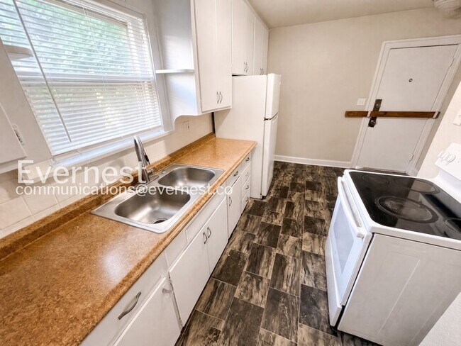Building Photo - 3 Bed/1 Bath Home with Fenced Yard / Pet-Friendly / Vouchers Accepted / Coming Soon!