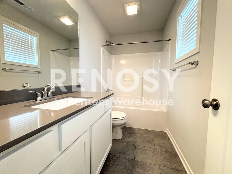 Building Photo - 16620 Oakwood Dr