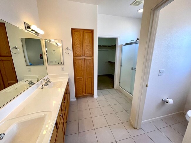 Building Photo - Large 2 Bedroom Home off the Parkway!