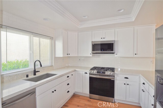 Building Photo - 6 Acorn