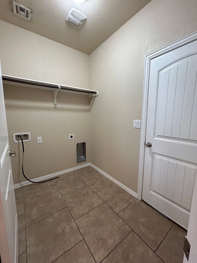 Building Photo - Beautiful 3-Bedroom Home with Den and Fire...