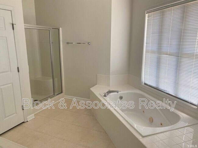 Building Photo - 2110 Breezeway Dr