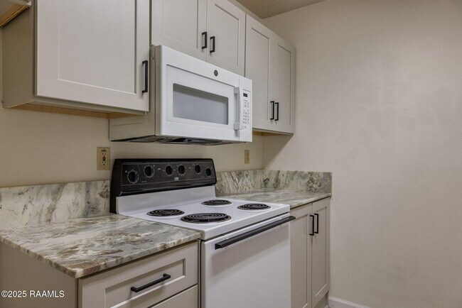 Building Photo - 300 Lozes Ave