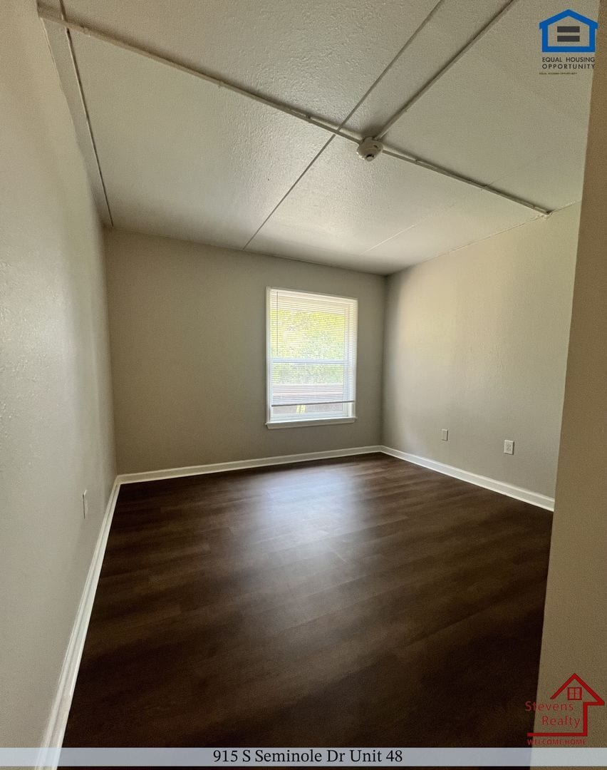Building Photo - 915 S Seminole Dr