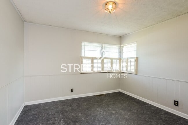 Building Photo - REDUCED!