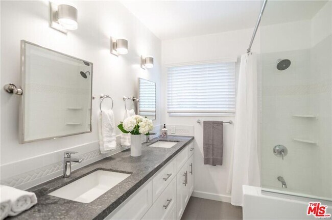 Building Photo - 3720 Ventura Canyon Ave