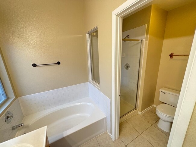 Building Photo - Gorgeous 3Bed/3Bath Home in the Gated Gree...
