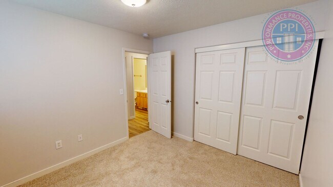 Building Photo - Two Level Cascadia Village Home- Great Flo...