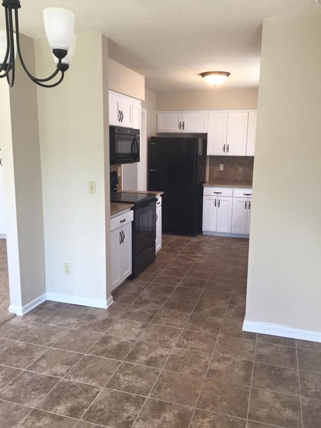 Building Photo - Updated 3bed 2 bath with fenced in yard!