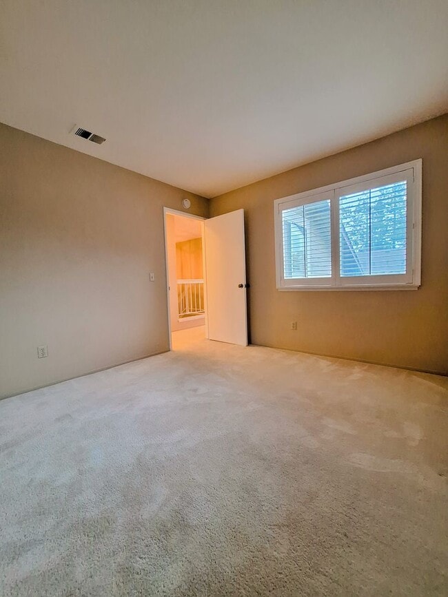 Building Photo - Large 2-story 2 Bedroom Townhouse w/Garage...