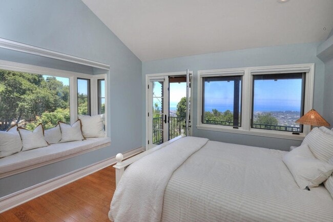 Building Photo - 940 Arbolado Rd