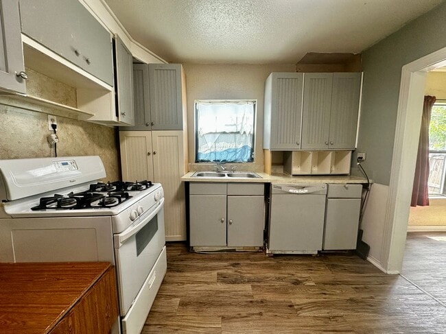 Building Photo - 2438 W Clarendon Dr