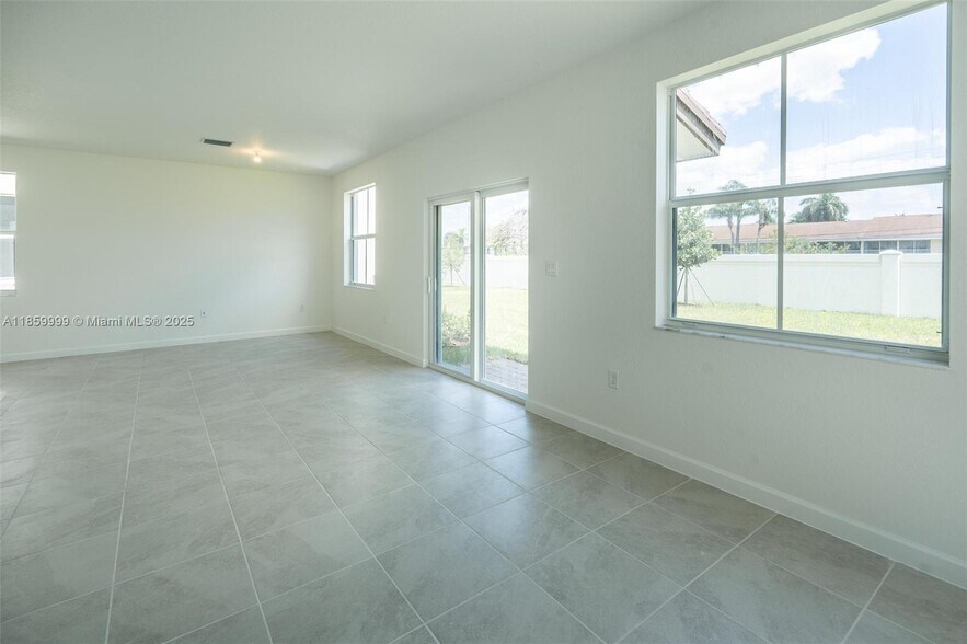 Building Photo - 2637 SE 24th Ct