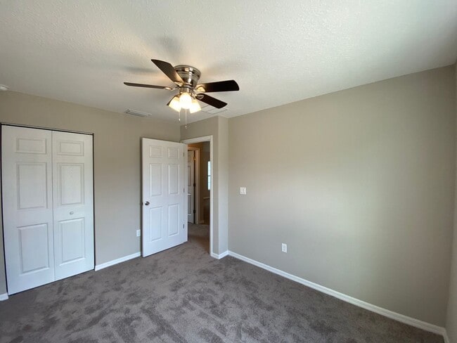 Building Photo - Desirable SE Ocala neighborhood 3/2/2 ** Wont Last**