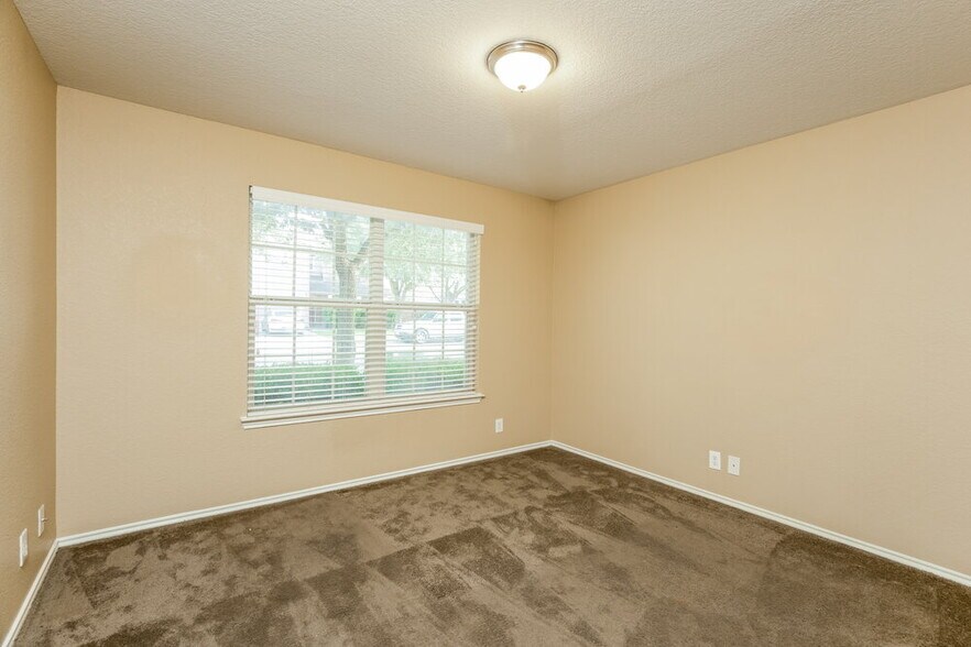 Building Photo - 135 Woodstone Loop