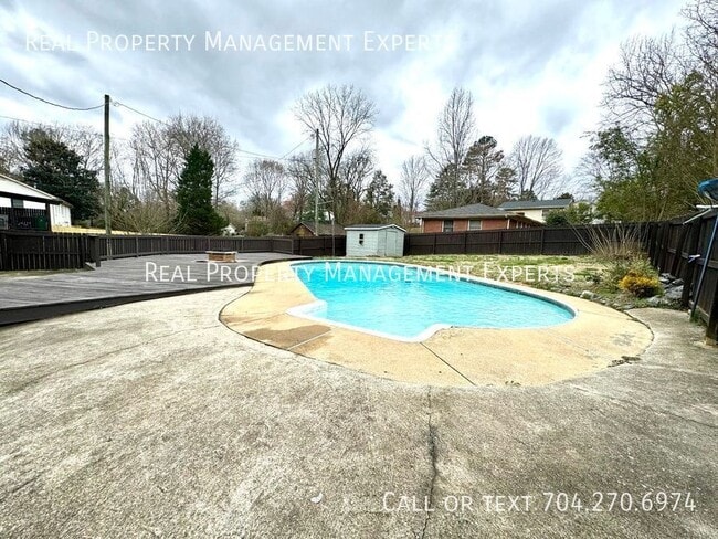 Building Photo - 900 Tally Ho Ct