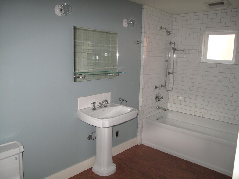Upper Bath - 1945 NW Raleigh St