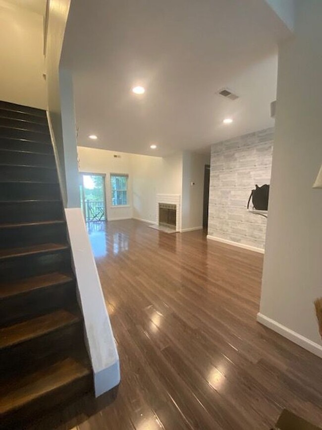 Building Photo - Two Bedroom Three Bathroom Condo in Hollan...