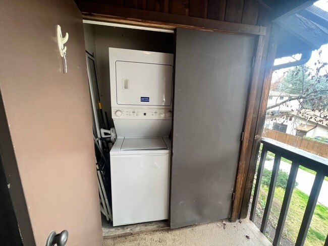 Building Photo - Large 1BR/1BA Updated End Unit (Upper Floor) Condo in Alpine Oaks