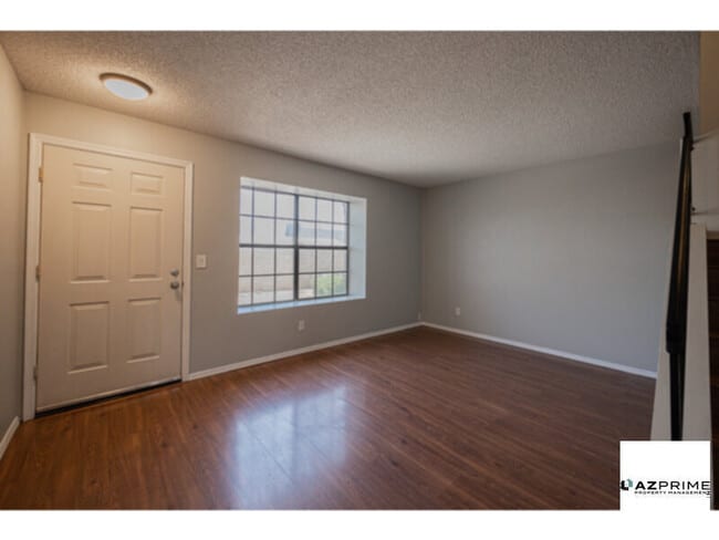 Building Photo - A Rare Find in Glendale, This 2/2.5 Townho...