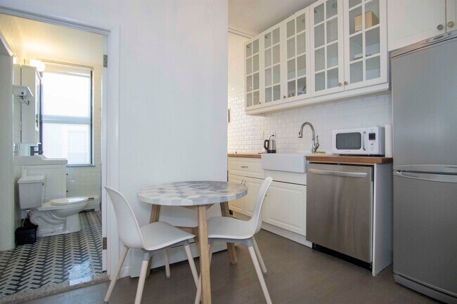 Building Photo - 271 York St