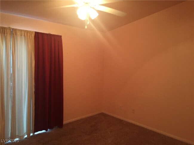 Building Photo - 1405 Iron Springs Dr